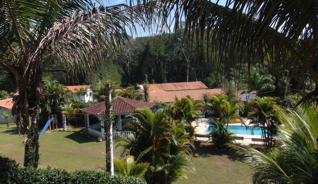 Chácara Recanto Tricolor, a country house with a swimming pool, barbecue area, and games room.