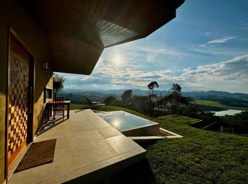 Chalé com borda infinita vista para represa in Joanopolis