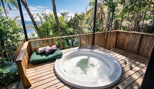 Chalet with ocean view and hot tub, Florianópolis, SC.