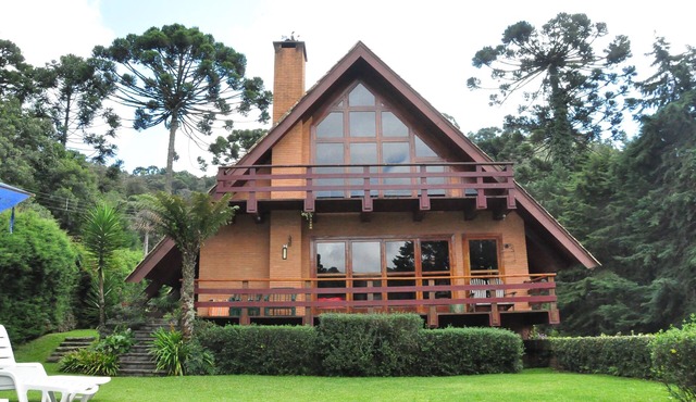 charming house in the midst of Campos do Jordao Mountains with tennis court.