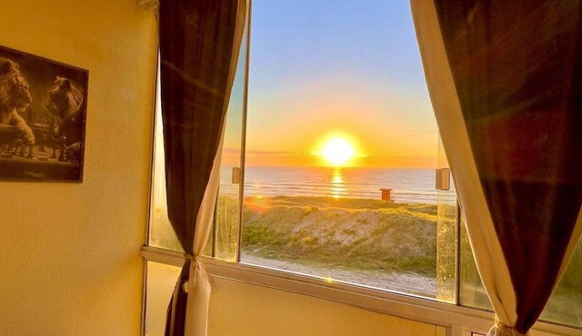 Cinematic view, 2 suites, beachfront.
