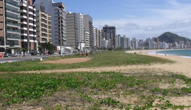 Close to the beach, 3 bedrooms, airy and comfortable. Easy access. Close to everything.