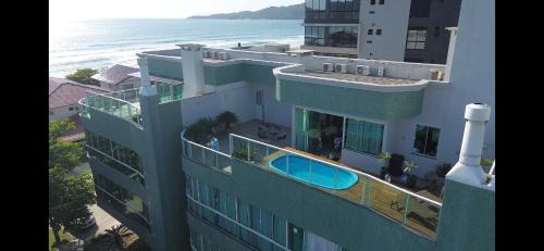 Cobertura com Piscina 50 mt do Mar