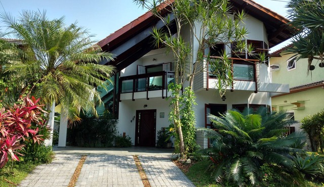 Comfort, safety, and plenty of leisure! House with pool - Gated community Hanga Roa - Bertioga