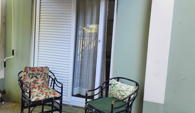 Comfortable suite on a quiet street near Armação beach.