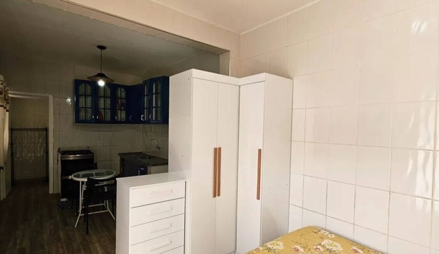 Complete and quiet studio apartment with garage, 3 minutes from the shopping mall. Privacy and security.