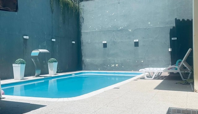 Complete house with pool and comfort in the city center.