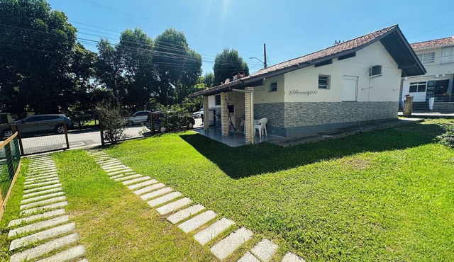 Corner address, Garopaba, 200m from the sea. in Garopaba
