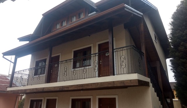 CORREA PEREIRA RESIDENTIAL APARTMENT 3, sleeps up to 11 people, 3 bedrooms
