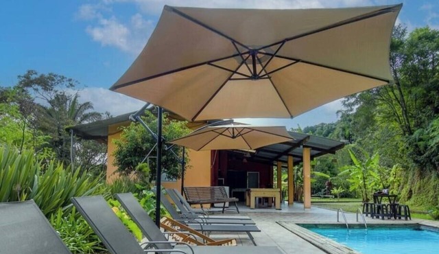 Country house with paved access, 4 bedrooms, heated pool, sleeps up to 30 guests.