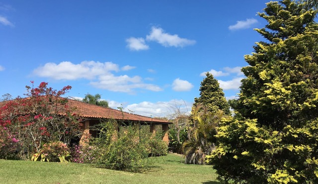 Country house with swimming pool, soccer field, close to the Wine Route, horse farm and fishing.