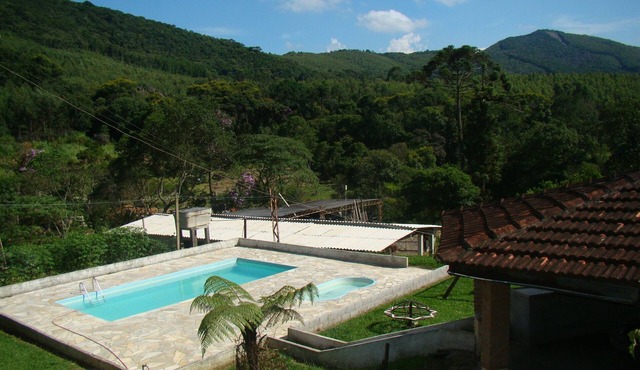 Countryside property, accommodates families with children and accepts pets.