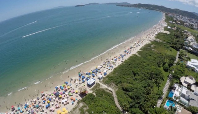 Cozy apartment on Florianópolis' most famous beach.