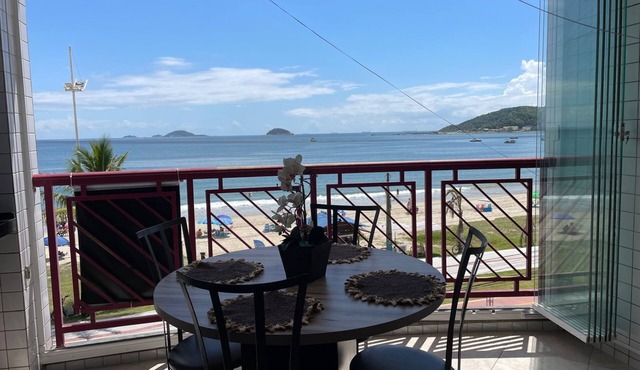 Cozy beachfront apartment in Enseada, ideal for families and groups.