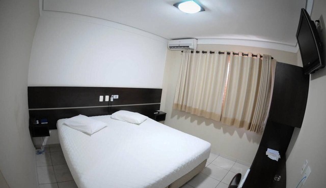 Cristal Palace Inn in Lins