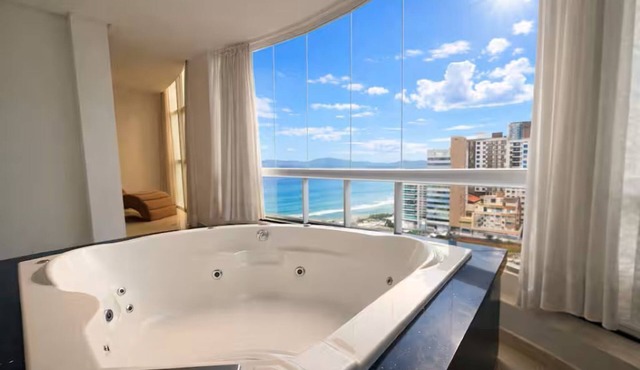 Duplex Penthouse with Hot Tub, BBQ and 4 Suites