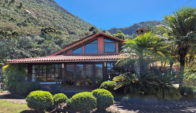 English-style country house with stunning views. in Petrópolis