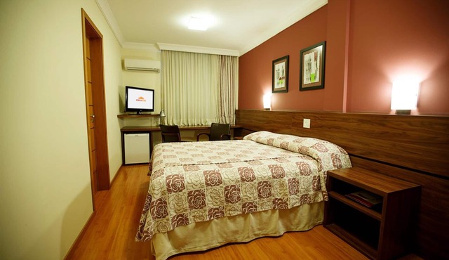 Eston Hotel