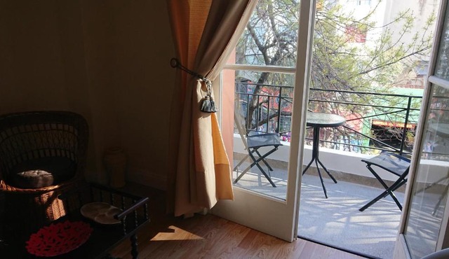 Excelente departamento con balcón a la calle sobre avenida in Buenos Aires