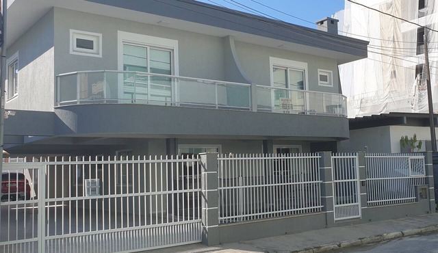 Excellent 2-bedroom apartment in the center of Bombinhas, 300 meters from the beach.