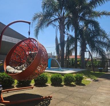 Exclusividade Piscina com Hidromassagem e Cascata Infraestrutura completa Churrasqueira com espetos Empresto cadeiras de praia e coller Casa completa Poucas datas restantes