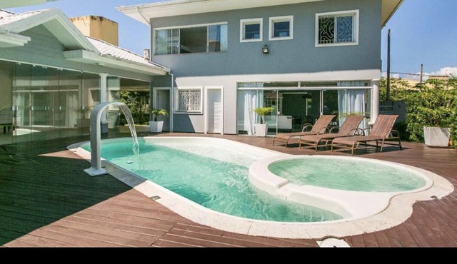 High standard house 300 meters from the sea with English pool and jacuzzi beach in Florianopolis
