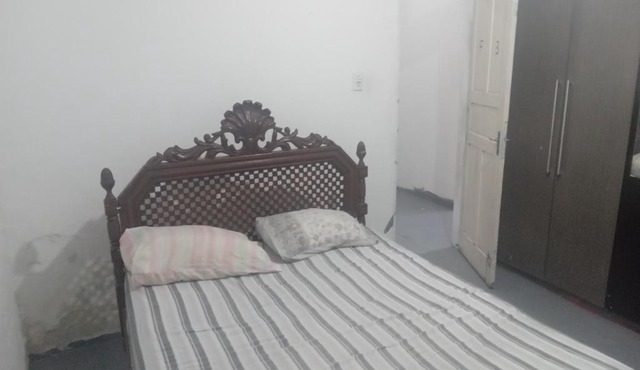 Hostel Leonardo Quarto com cama de casal in Vitória