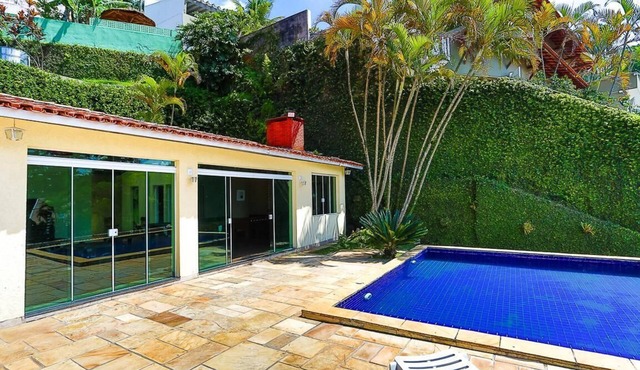 House facing the reservoir, in a gated community. in São Paulo