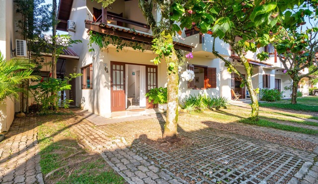 House in gated community, 04 suites, excellent location.