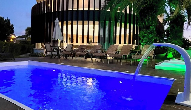 House in Jurerê In with 5 suites, heated pool, elevator for families.