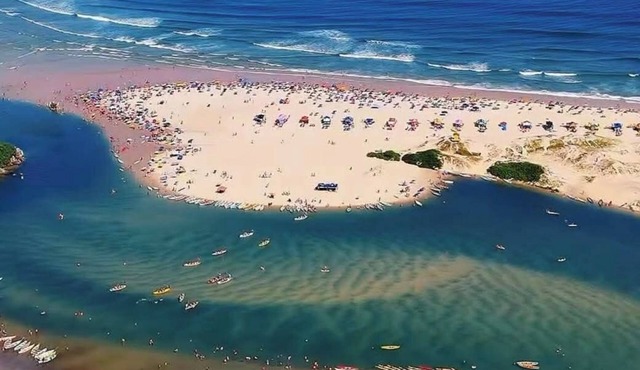 House on Praia do Sonho beach, Ponta do Papagaio, Pinheira, Praia do Meio, Guarda do Embaú