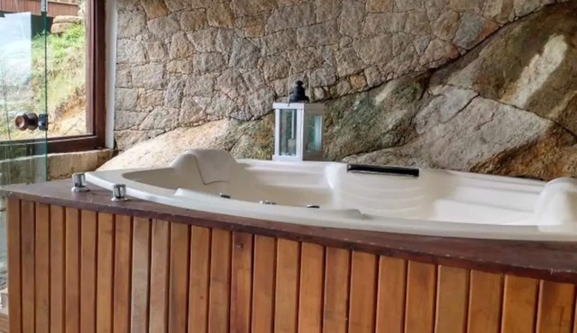 House with 360º views of the forest and the sea. Quiet place, close to the center.