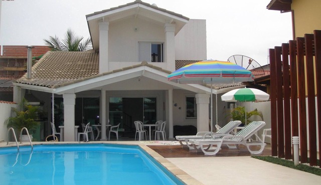 House with 4 suites near the sea.