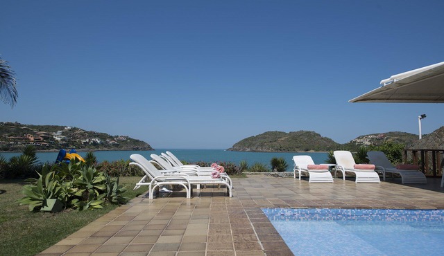 House with 7 suites on the beachfront, accommodates up to 18 people.
