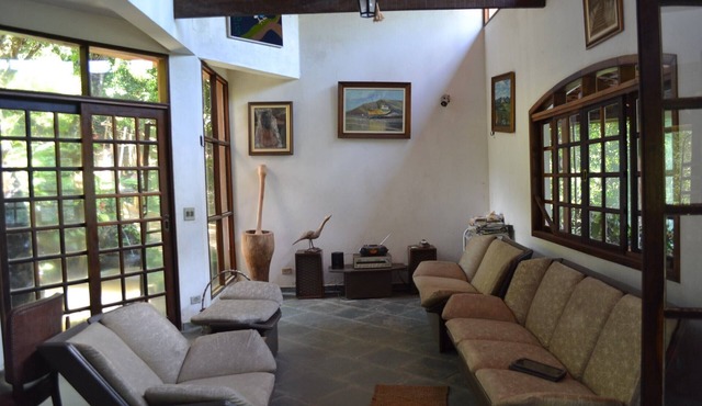 House with waterfall and barbecue, 5km from the beach. in São Sebastião