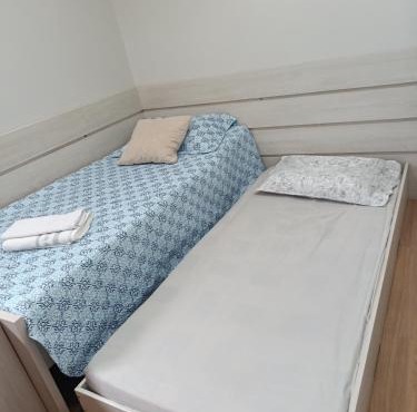 Lar doce lar, Quarto solteiro Bicama, residência Familiar Compartilhada