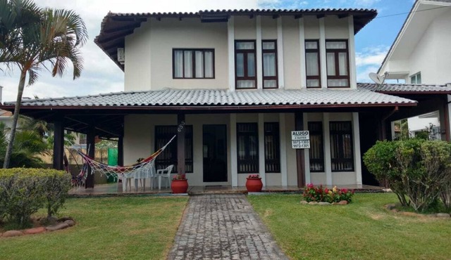 Large and comfortable 4 bedroom house sleeps 10 adults