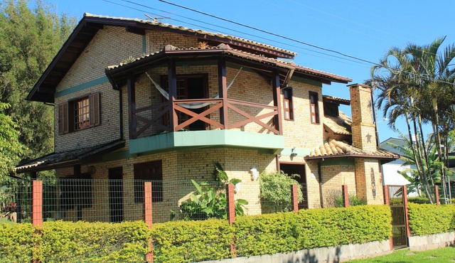 Large and comfortable house in the center of Garopaba, 2 floors. in GAROPABA