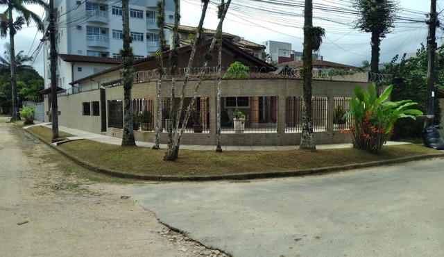 Large and spacious house to welcome your family! Close to the beaches and the city center!