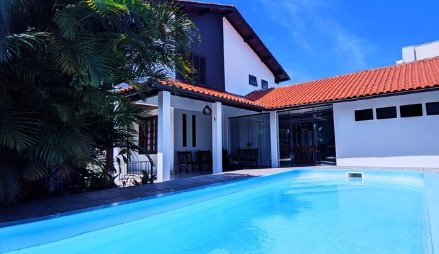 Linda Casa, 4 Quartos com Piscina e Churrasqueira a 150 Metros da Praia