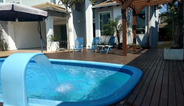 Linda casa com piscina e 4 suites no mariscal a 100 metros da praia