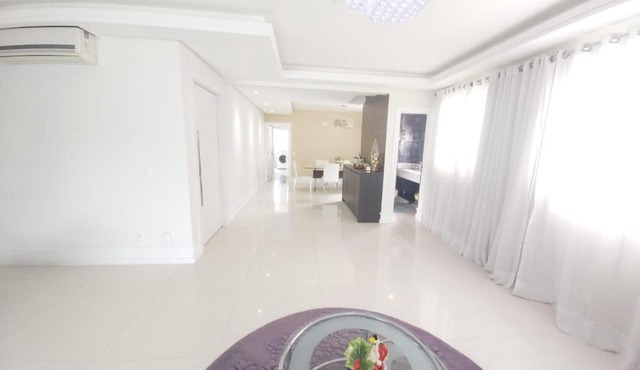 Lindo Apartamento com 5 suítes perto do mar! No melhor lugar de Meia Praia