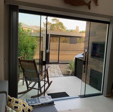 Lindo Apartamento no Mariscal, Bombinhas, com estacionamento e quintal, a 290 metros da praia do Canto Grande! in Bombinhas