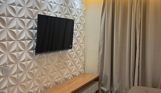 Located 15 minutes from the consulate.