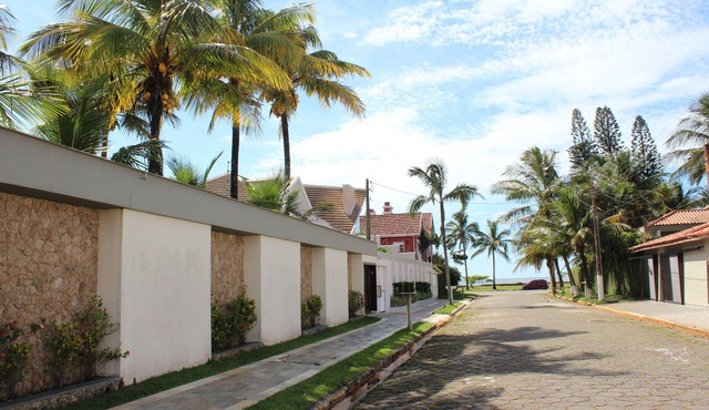 Located 30 meters from the beach, this property features 8 bedrooms, including 5 suites, and a swimming pool.