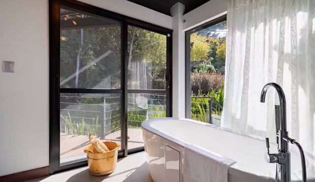 Loft by the Lagoon: Bathtub with View & Nature