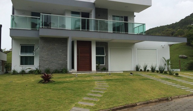 Luxury house - 3 bedrooms - 300m from the sea in a gated community in Garopaba/SC