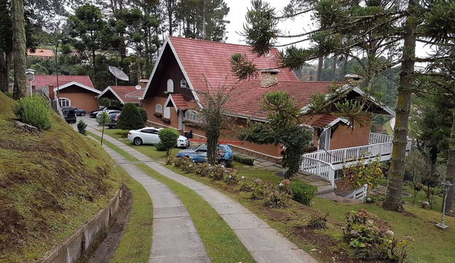 Luxury house in Alto de Capivari for 20 people with 8 bedrooms, 4 of which are suites.