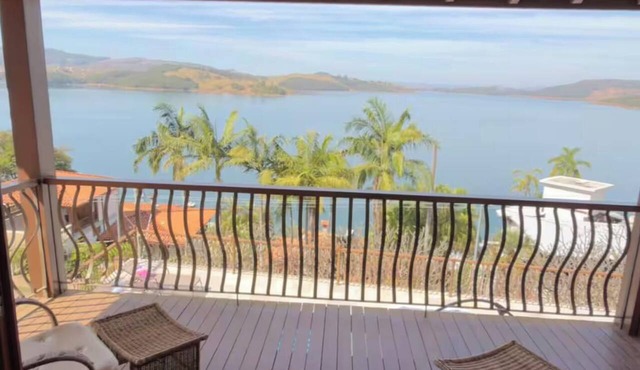 Luxury mansion with panoramic views of the dam and swimming pool. in Capitólio