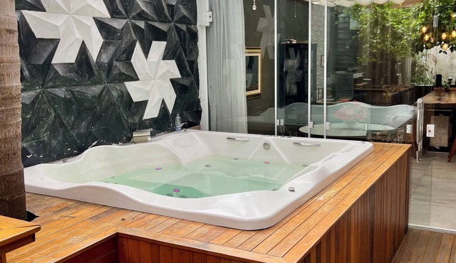 Mansion in Curitiba with jacuzzi and heated pool inside the house, sleeps up to 10 people.